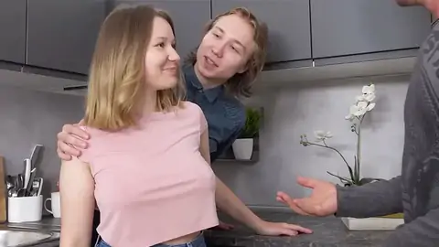 Belle Dame Blonde Trompe Son Petit Ami Pour De L'argent