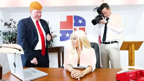 Latina Aux Gros Seins Est Au Bureau Dans Une Parodie Hardcore