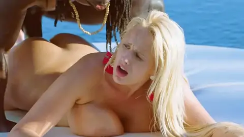 Angel Wicky Ayant Un Bang-a-thon Multiracial Pendant Les Vacances