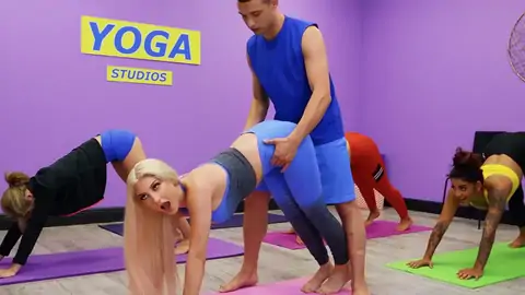 Skylar Vox Se Fait Ouvrir En Faisant Du Yoga