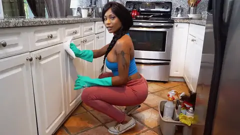 La Cougar Aux Cheveux Chocolat Sarai Minx Nettoie La Cuisine