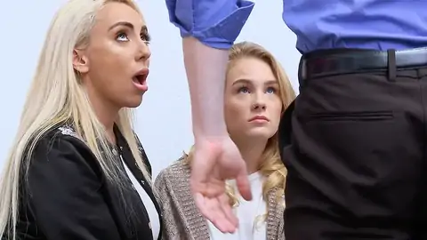 Cougar Regarde Pendant Que Sa Belle-fille Crie