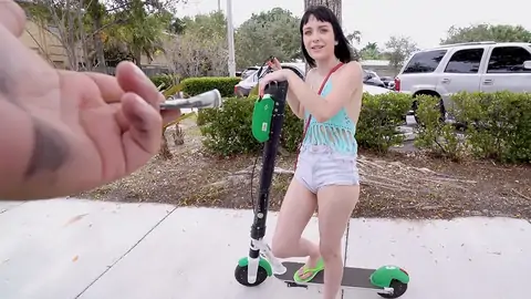 Une Nubile Ultra Mignonne Montre Ses Petits Cupcakes Au Chauffeur