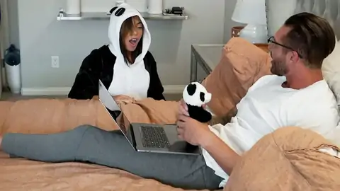Énorme Weenie Pour Un Adolescent Super-adorable Qui Se Déguise En Panda